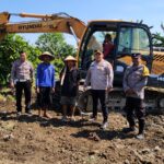 Polres Pelabuhan Tanjungperak Datangkan Alat Berat Bantu Petani Olah Lahan Pascapanen