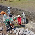 Perkuat Infrastruktur Pertanian, Babinsa Sukosari Dampingi Pembangunan Saluran Irigasi Tersier