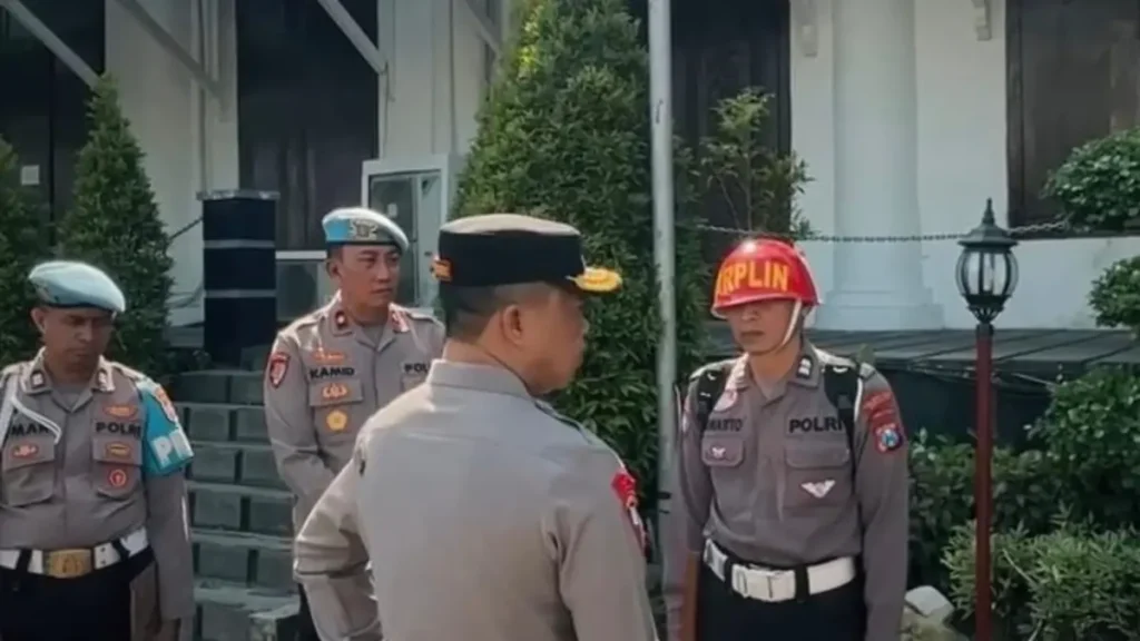 kapolrestabes-surabaya-memerintahkan-oknum-satlantas-berinisial-s-yang-diduga-melakukan-pungli-rp-1-juta-saat-urus-surat-kecelakaan-untuk-didemosi-instagram-at-luthfiedaily-S5GKG